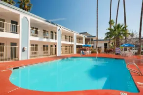 Travelodge by Wyndham Bakersfield - Piscine