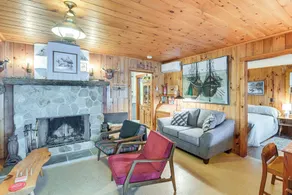 Dock, Beach, Views: Rustic Green Lake Cottage - Innenbereich