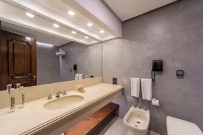Radisson Montevideo Victoria Plaza Hotel - Bathroom
