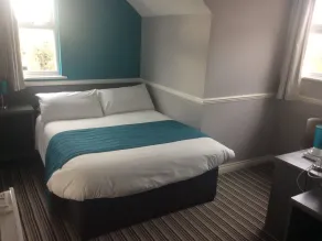 Oyster Fleet Hotel - Room
