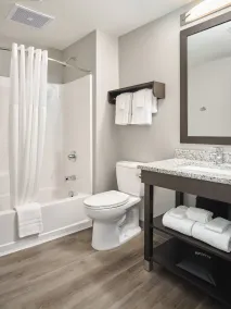 stayAPT Suites Hampton - Badezimmer