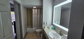 Days Inn & Suites by Wyndham Tampa Fairground-Casino-Ybor - Badrum