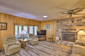 Lakefront New Auburn Apt w/ Sauna & Sun Porch - Interiør