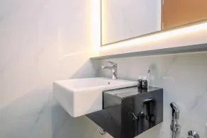 Minimalist and Comfy Studio Ciputra World 2 Apartment By Travelio - Badezimmer