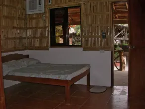 RedDoorz Hostel at Megans Paradisio Beach Resort - Zimmer