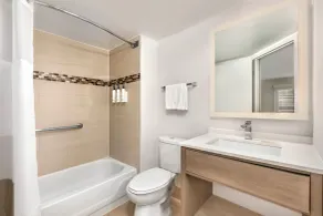 City Express by Marriott I-10 West Energy Corridor - Bathroom