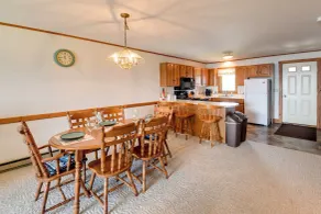Mtn Views & Pool Access: Lake Memphremagog Condo! - Innenbereich