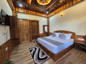 The Wooden Nook Chail - Camera