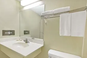 Super 8 by Wyndham Indianapolis South - Salle de bain