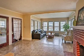 Lakewood Home w/ Yard ~ 8 Mi to Cleveland! - Intérieur