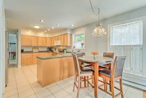 South Kingstown Vacation Rental: 2 Mi to Beach! - Innvendig