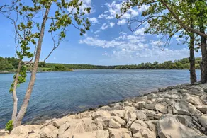 Table Rock Lake Getaway w/ Fire Pit, Deck & Grill! - Interiør