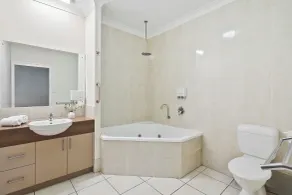 Emerald Inn by Travellers - Bathroom