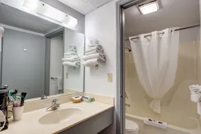 Howard Johnson by Wyndham Branson Theatre District - Salle de bain