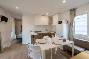 Cozy 2 bedroom Cabin sleeps 5 in Lido di Spina, Italy-Perfect Family Retreat - Spisestue