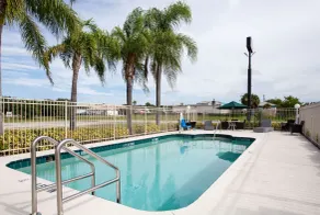 Howard Johnson by Wyndham Vero Beach/I-95 - Piscine