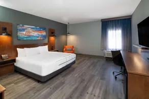 La Quinta Inn & Suites by Wyndham Louisville NE - Old Henry Rd - Room
