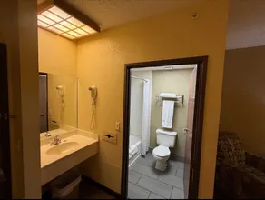 Coratel Inn and Suites By Jasper Wichita North - Salle de bain