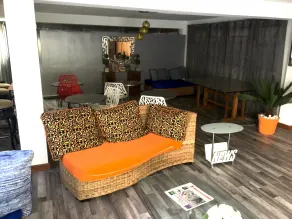 SERENADE Lodging Rooms - Zona de estar del vestíbulo