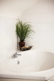 The Waters Edge Hotel - Baño