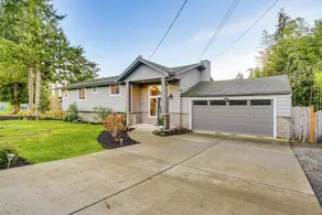 Lakefront Gem: Balcony, Fire Pit & Yard in Everett - Interiör