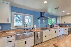 Peaceful Lebanon Farmhouse/Ranch w/ Pool! - Intérieur