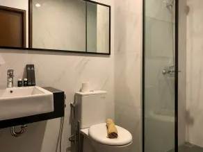 Cozy Living And Tidy 2Br Ciputra World 2 Apartment - Bathroom