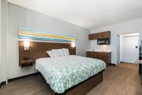 HomeTowne Studios by Red Roof Newport News - Hampton West - Room