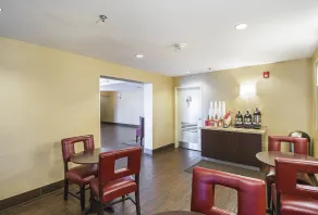 Red Roof Inn PLUS + Phoenix West - Hall