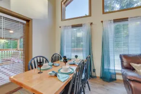 Fisherman's Paradise w/ Fire Pit, Deck + Patio! - Innenbereich