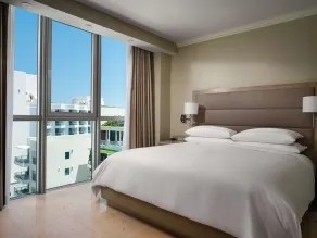 Beachfront Bentley Hotel One Bedroom Suite with Balcony and Beach access - Chambre