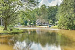 Fish & Hike: Lakeside Poconos Retreat, Unit 3 - Interiør