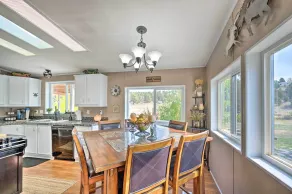John Day Lakehouse w/ a Great Outdoor Space! - Innvendig