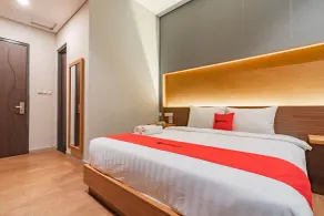RedDoorz Plus @ Doorman Guest House - Værelse