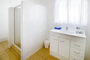Riviera on Ruthven - Bathroom