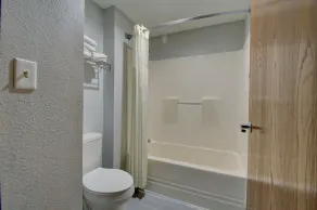 Quality Inn & Suites CVG Airport - Salle de bain