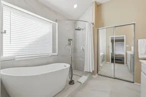 Spacious and Modern 4B Retreat with Pool in Frisco - Baño