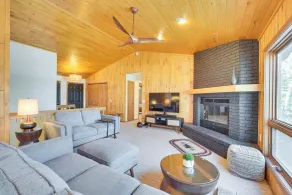 Boat Dock, Full Gym: Waterfront Nelson Lake Gem! - Interiör