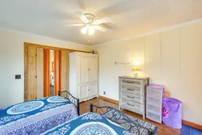 Dog-friendly Newland Cabin w/ Deck + Lake Access! - Interiör