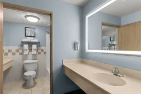 AmericInn by Wyndham Monmouth - Bathroom
