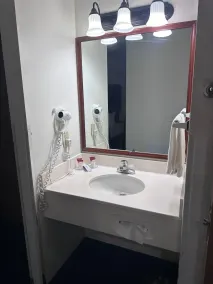 FairBridge Inn & Suites Sunnyside - Bathroom