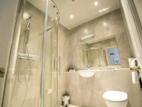 Mc Kevitts Village Hotel - Bathroom