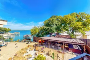 Hot Tub & Views: Luxe Lake Bridgeport Retreat - Innenbereich