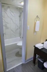 Days Inn by Wyndham Muscle Shoals - Baño