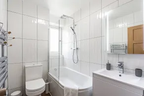Magnificent and centrally located flat - Bathroom