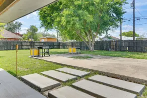 Fenced Yard: Home < 1 Mi to Mayor Pablo Peña Park - Intérieur