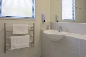 Tuscany Gardens Motor Lodge - Badezimmer