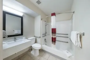 Red Roof Inn & Suites Denton - Salle de bain