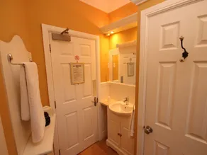 The Courtyard Guest House - Chambre