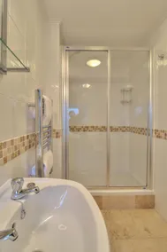 Avron House - Bathroom